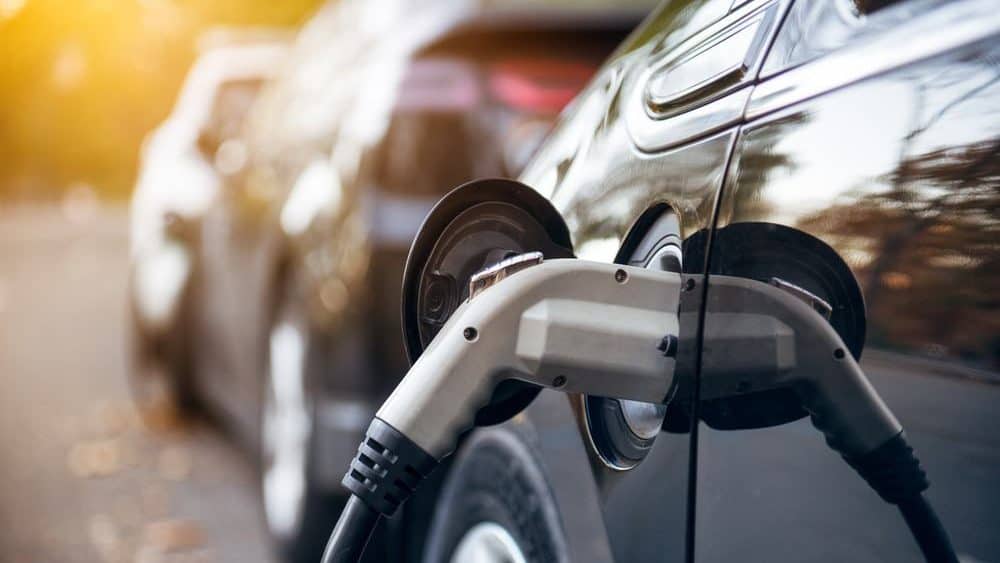 Trump revoga incentivos para carros elétricos e regulação de IA