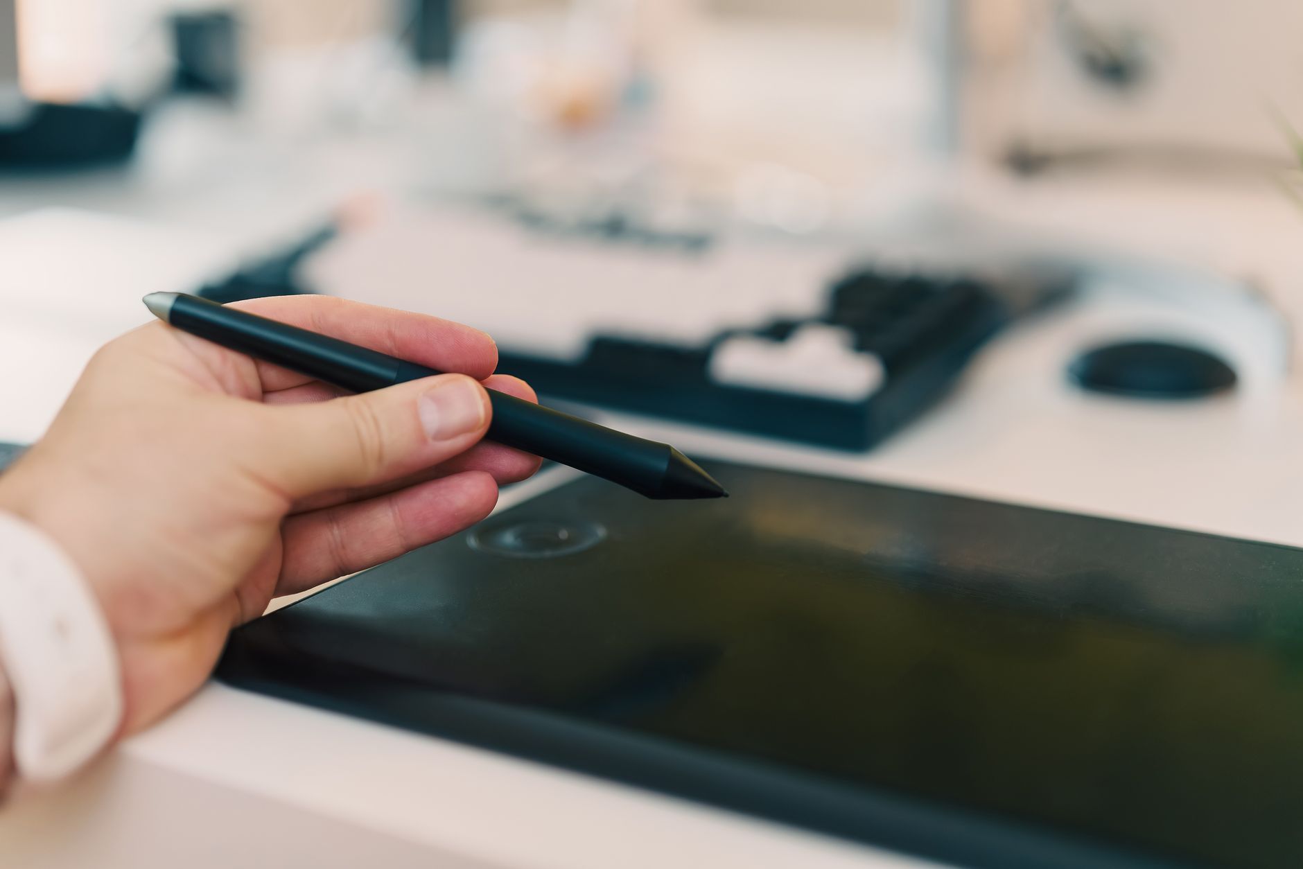 Uso prático de caneta digital para desenhar em programas gratuitos e pagos