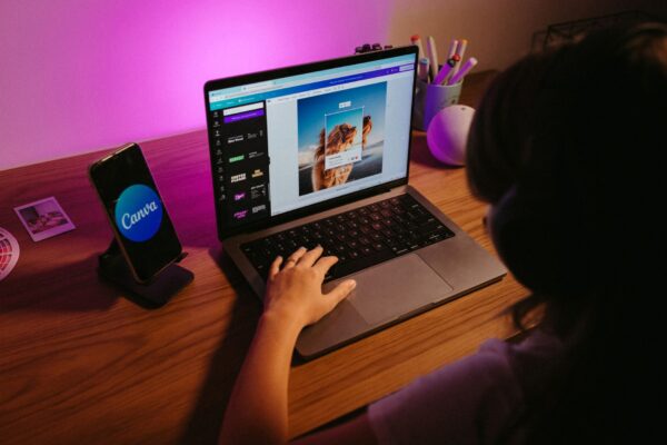 Comparativo visual das interfaces do Canva vs Adobe Express em tela de computador