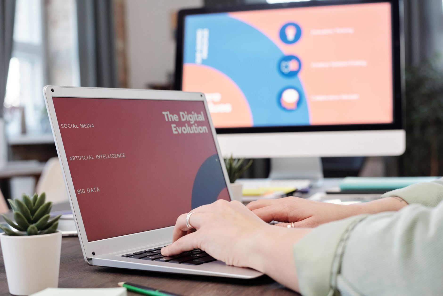 Designer utilizando Canva vs Adobe Express para criar conteúdo social