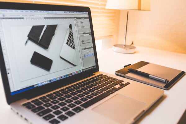 Estação de trabalho com ferramentas de design gráfico: comparativo canva vs figma