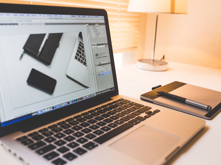 Estação de trabalho com ferramentas de design gráfico: comparativo canva vs figma