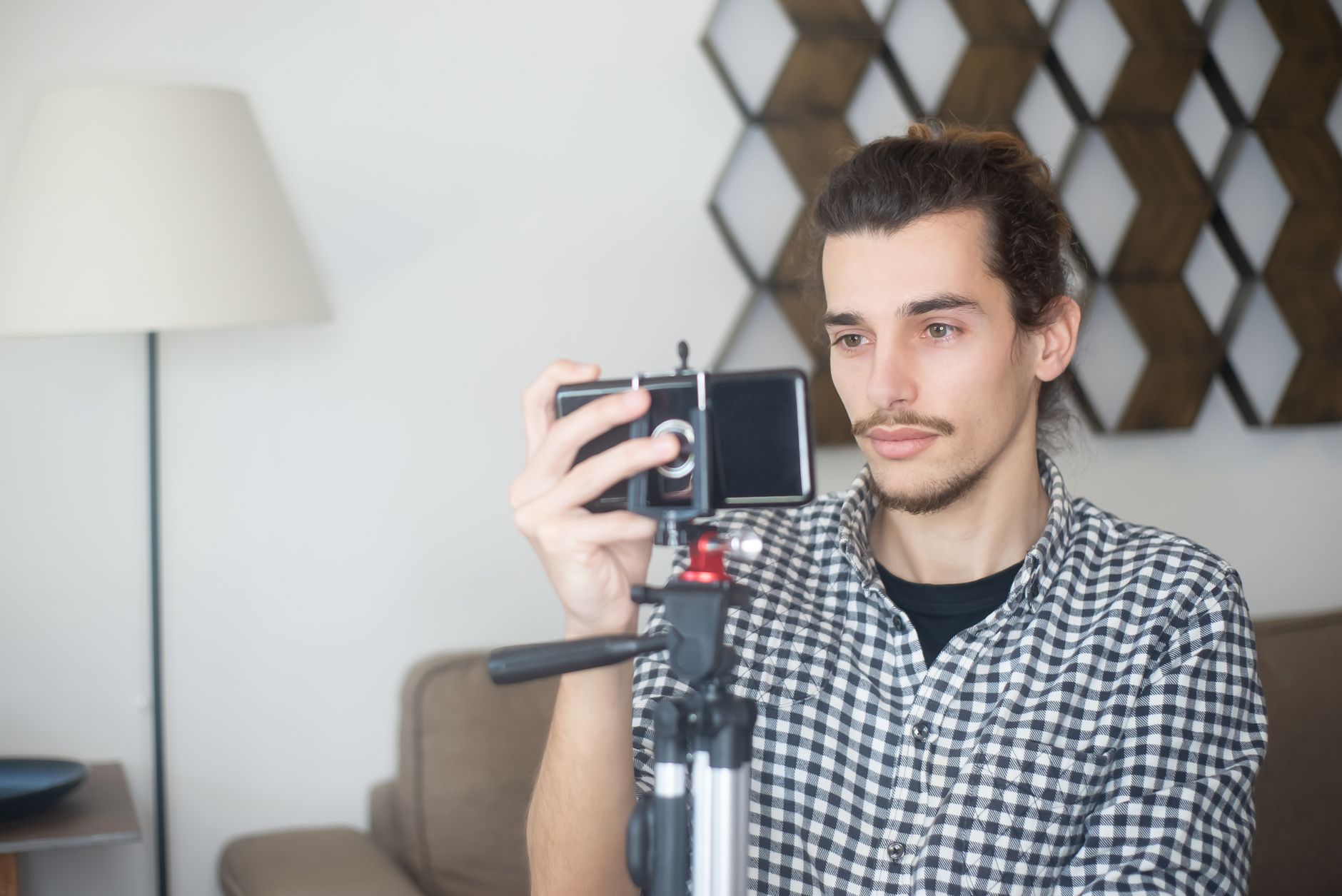 criadora de conteúdo gravando Reels com smartphone para editar no capcut vs inshot