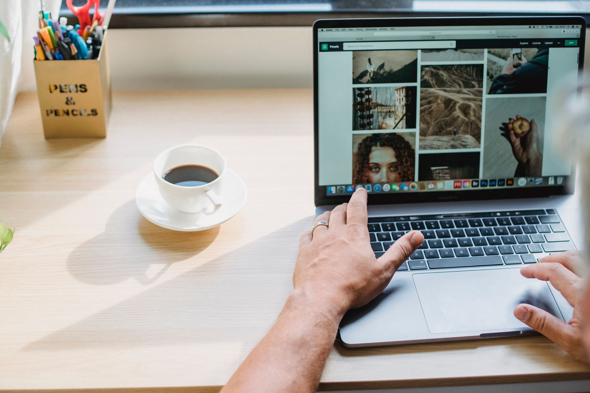 Designer pesquisando assets em marketplace digital para avaliar o preço Envato Elements
