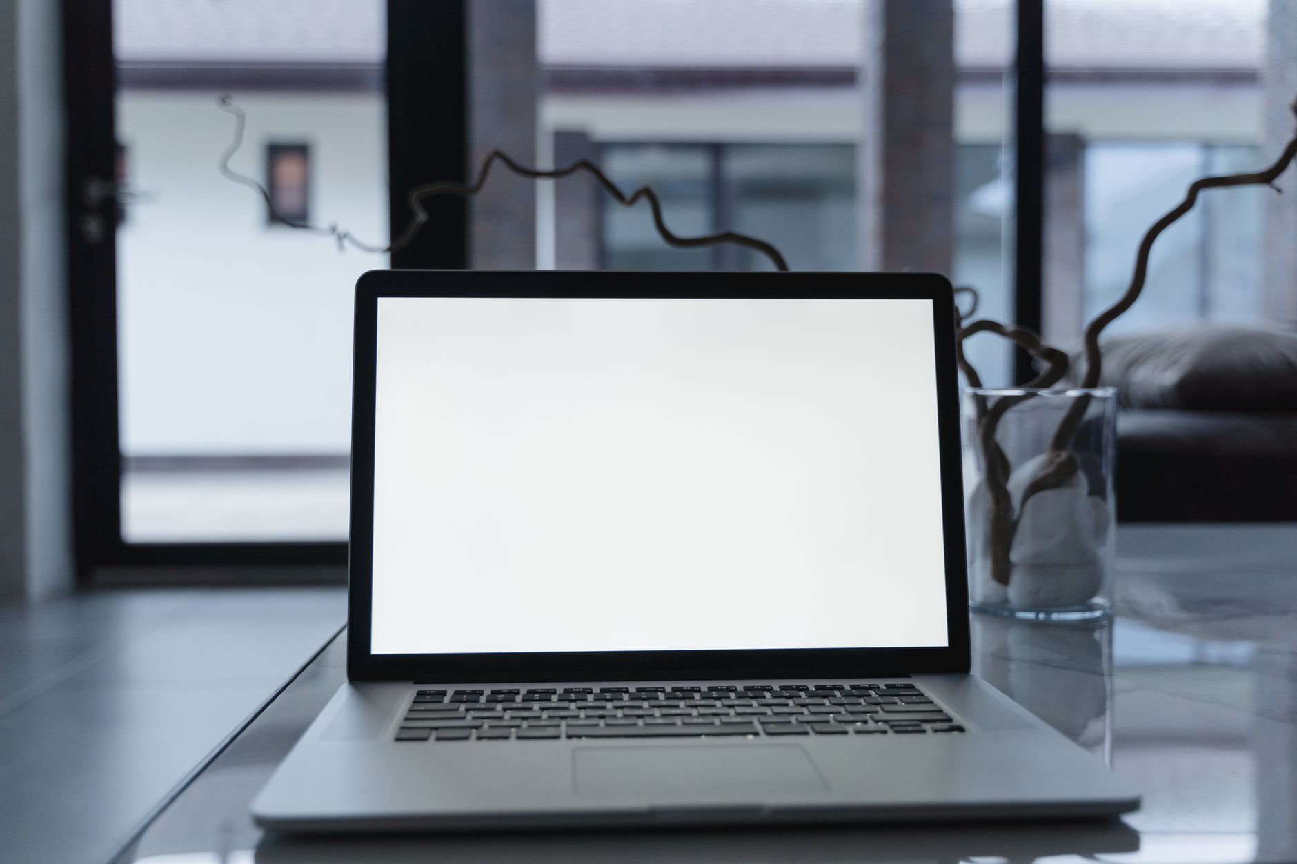 Designer avaliando planos e preço do Envato Elements vale a pena no Brasil