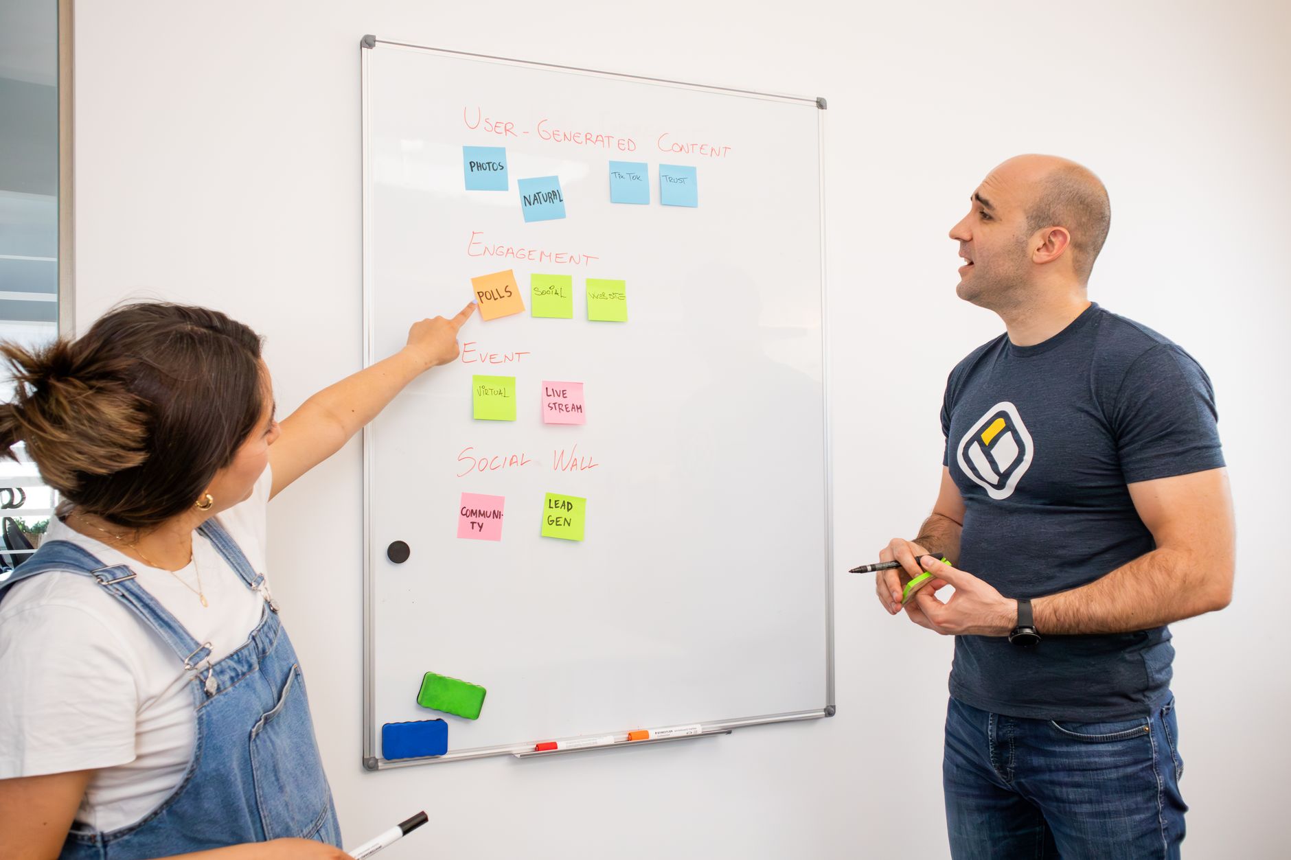 Equipe criativa planejando produção de conteúdo com assinatura de assets