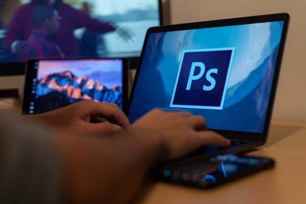profissional usando ferramentas de criação de conteúdo em laptop