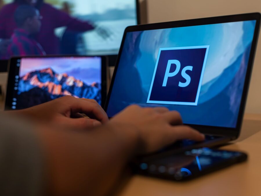 profissional usando ferramentas de criação de conteúdo em laptop