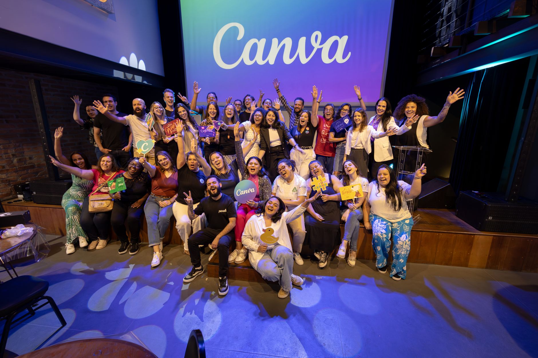 Canva Magic Studio (IA integrada)