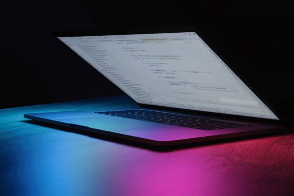 Espaço de trabalho digital com ferramentas de IA em destaque