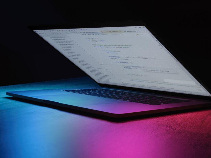 Espaço de trabalho digital com ferramentas de IA em destaque