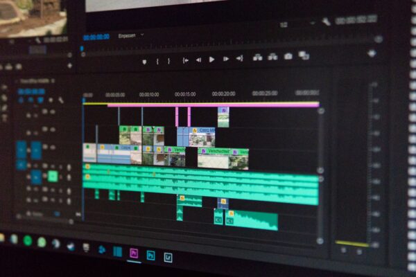 Interface de editor de vídeo com timeline aberta em monitor
