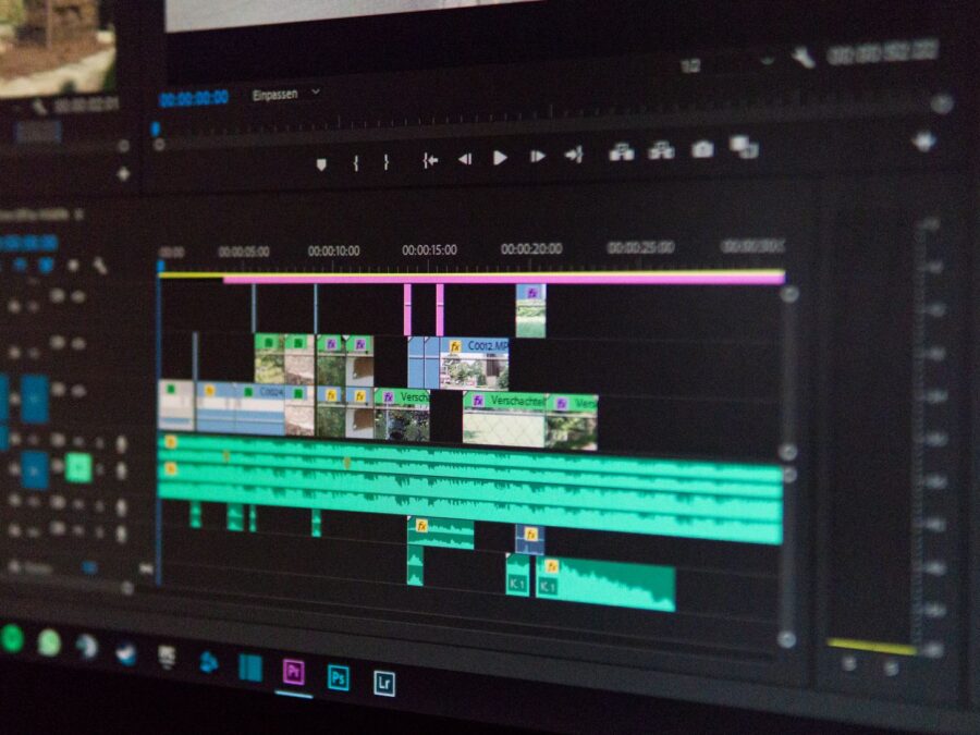 Interface de editor de vídeo com timeline aberta em monitor