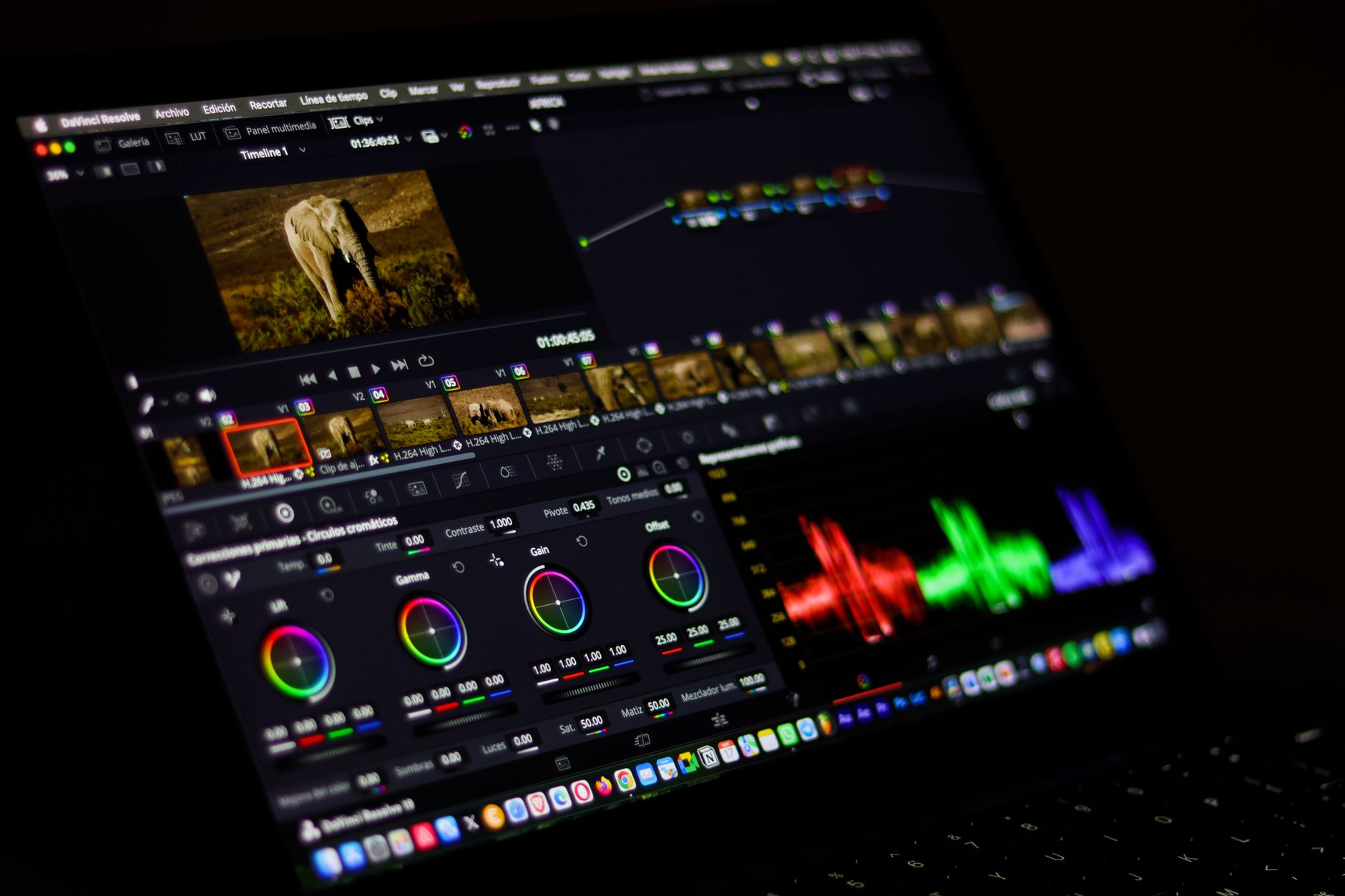 Criador usando editor de vídeo com painel de correção de cor