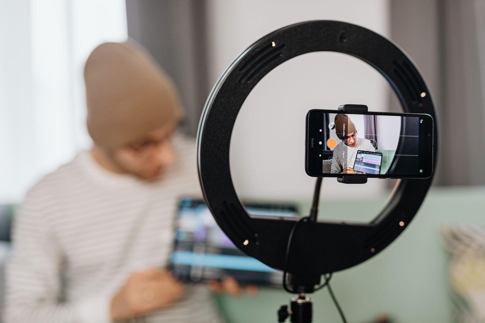 Edição de vídeo pelo celular em formato vertical para redes sociais