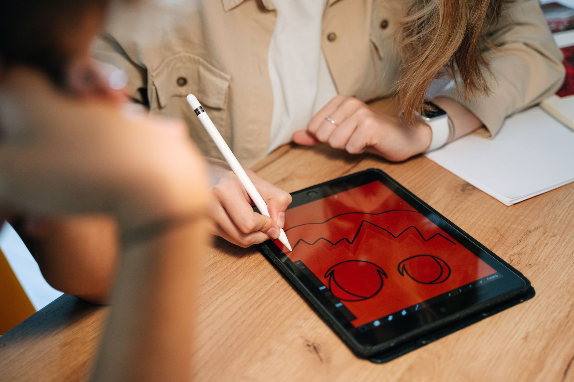 iPad com Apple Pencil sendo usado para desenho digital profissional