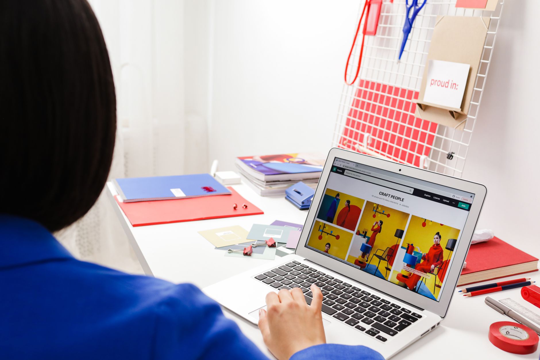 Designer avaliando se o Midjourney vale a pena no fluxo de trabalho criativo