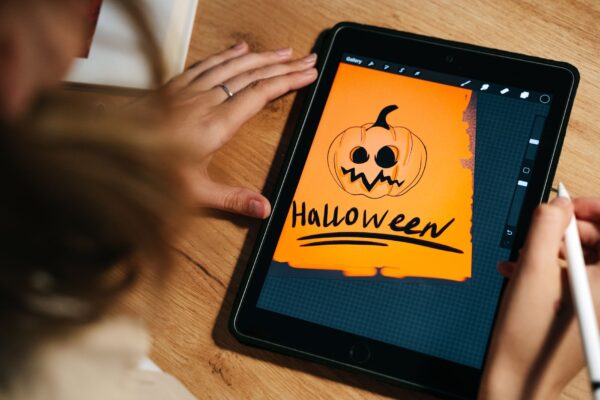Comparativo Procreate vs Adobe Fresco: artista desenhando no iPad com Apple Pencil
