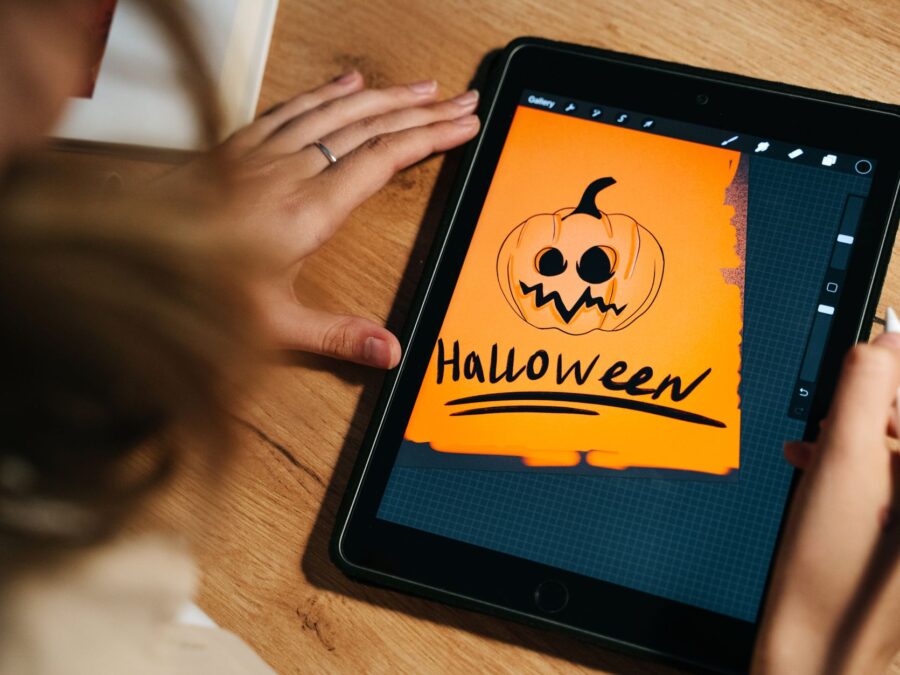 Comparativo Procreate vs Adobe Fresco: artista desenhando no iPad com Apple Pencil