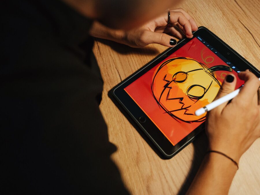 Ilustradora utilizando os recursos de apps de desenho para iPad