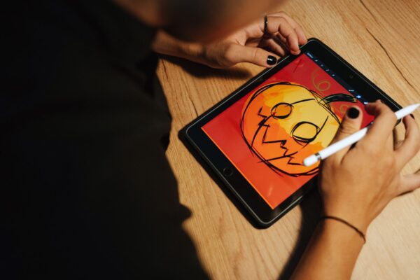 Ilustradora criando arte digital com Procreate vs Clip Studio Paint no iPad
