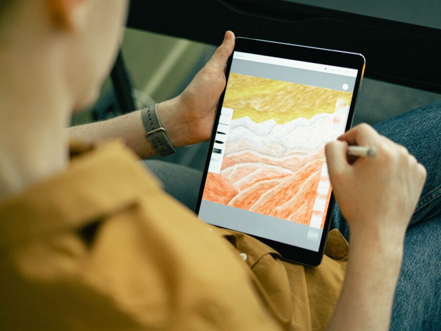 Ilustradora usando tablet para desenho com caneta stylus