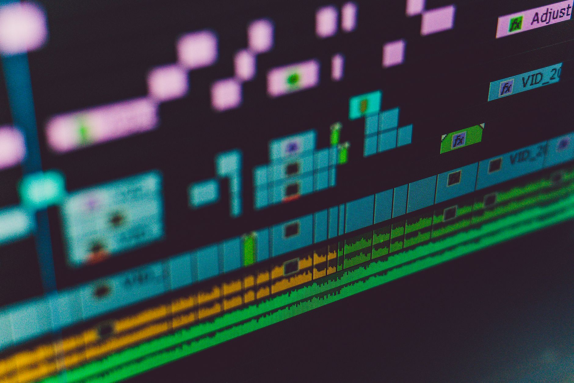 Interface de edição de video mostrando linhas do tempo complexas aplicadas nas trends criativas