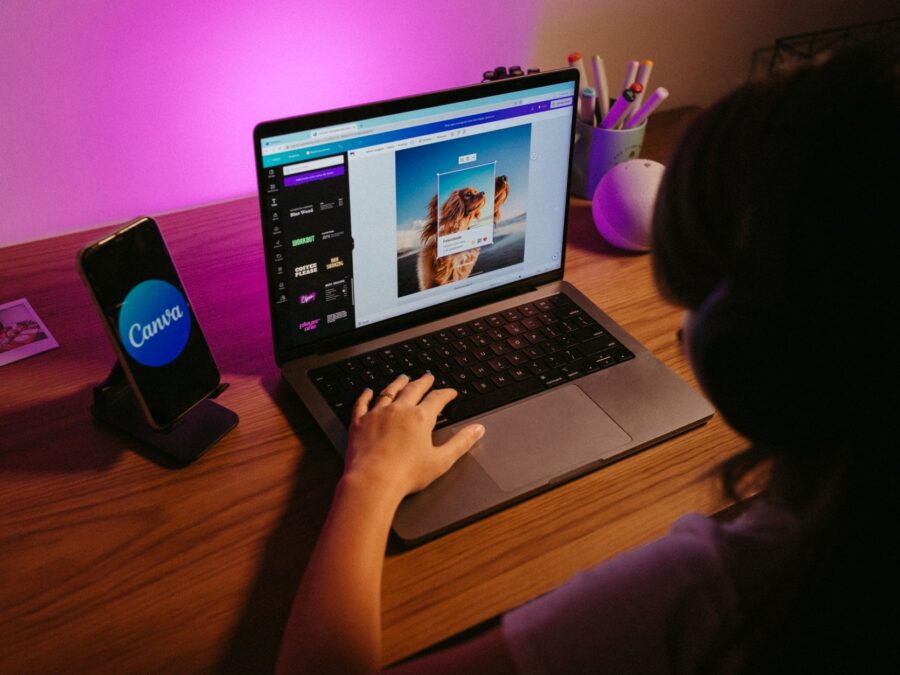 Interface do Canva mostrando o painel de camadas para organização de design gráfico