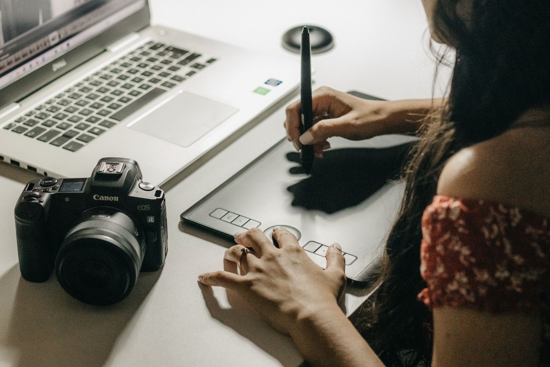 Designer gráfico utilizando dicas e hacks de tutorial canva em computador