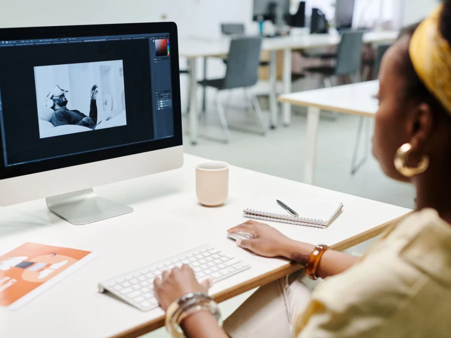 Comparativo affinity vs illustrator mostrando interface de software vetorial no monitor