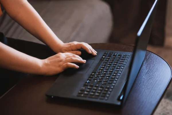 Designer aprendendo a usar o Figma em laptop moderno