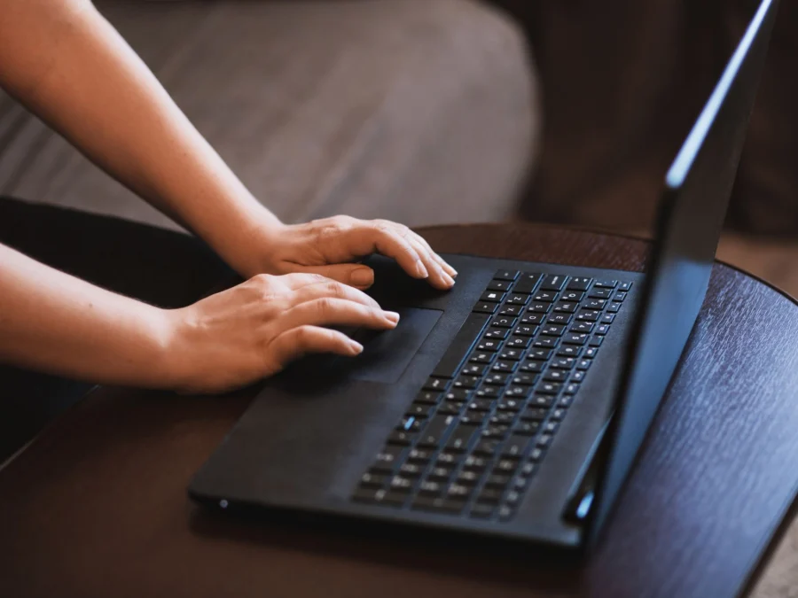 Designer aprendendo a usar o Figma em laptop moderno
