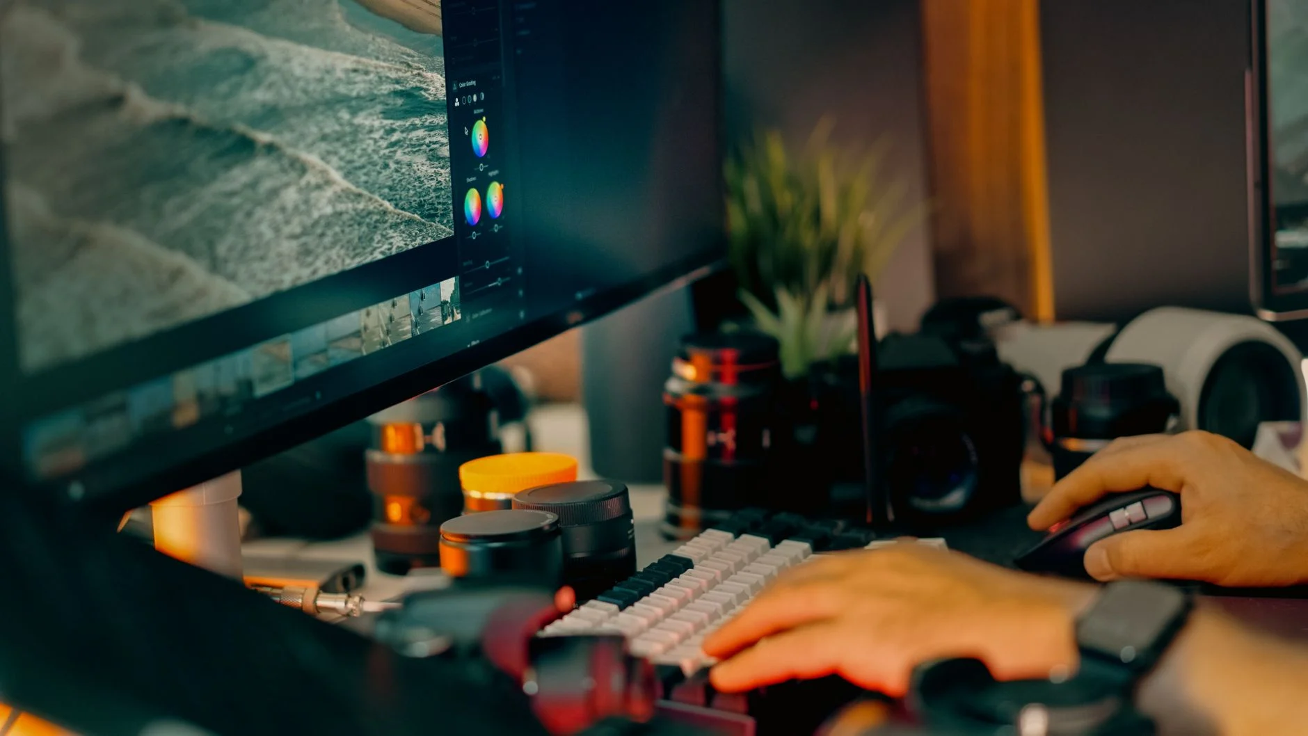 Comparação de interfaces de ferramentas de design gráfico com camadas e ajustes de cor