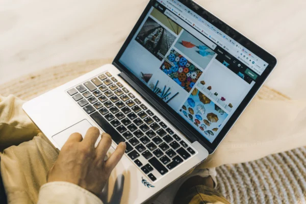 Criadora comparando Figma vs Canva no notebook