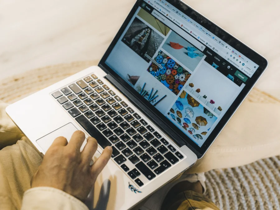 Criadora comparando Figma vs Canva no notebook