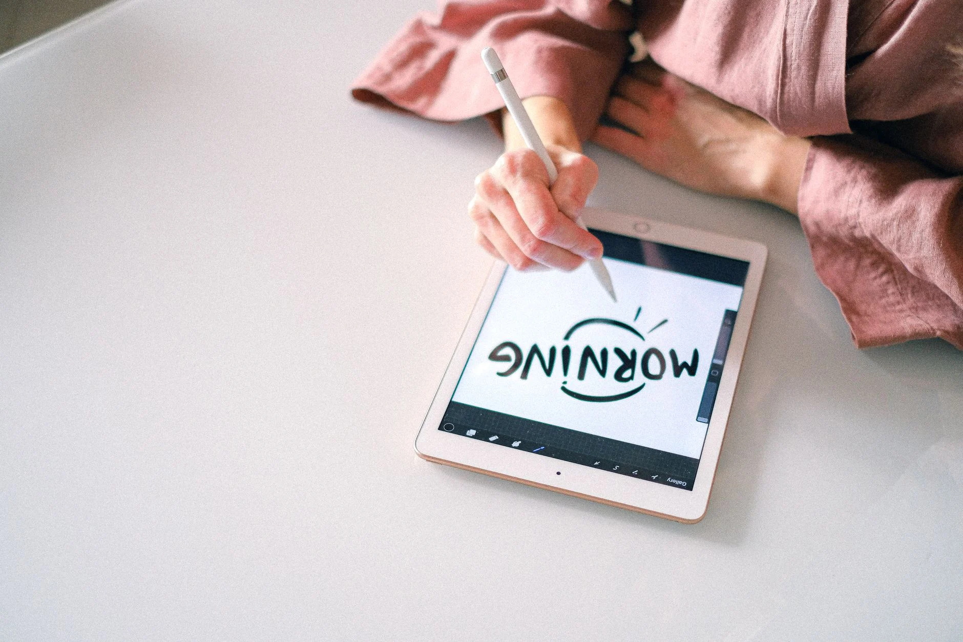 Apple Pencil Pro desenhando na tela do iPad Pro M5