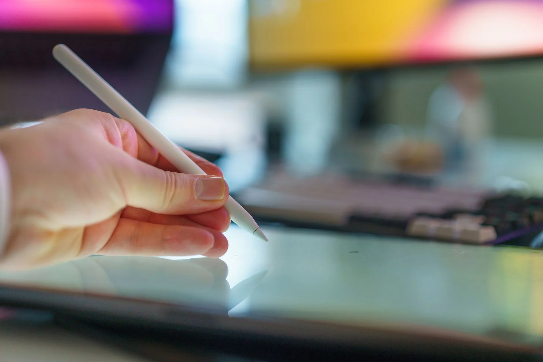 mãos usando mesa digitalizadora e caneta para criar artes vetoriais modernas