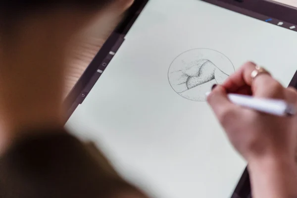 Ilustradora usando tablet para desenho com caneta stylus