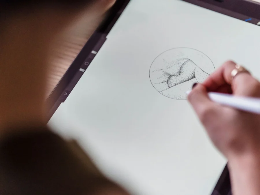 Ilustradora usando tablet para desenho com caneta stylus