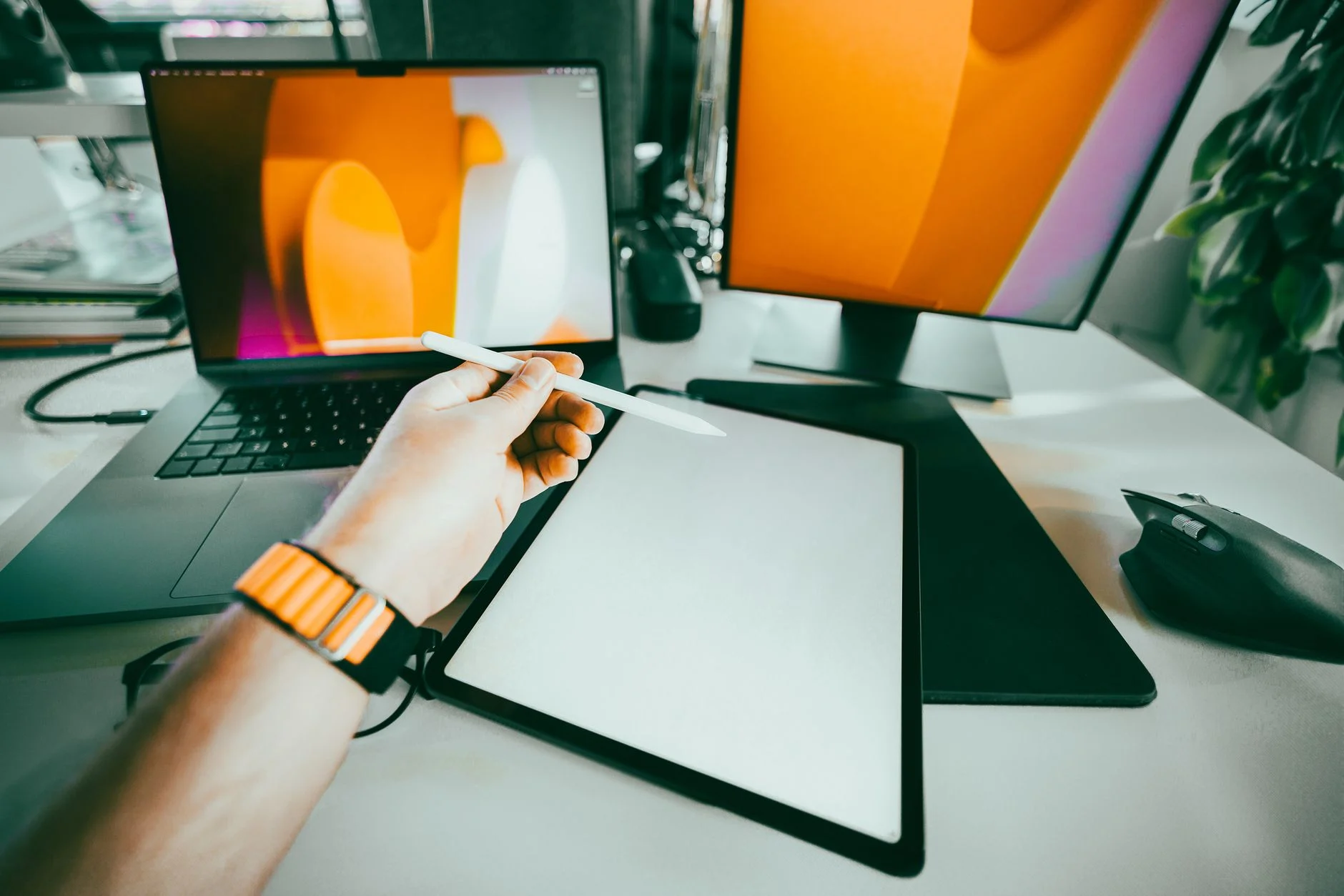 Mesa digitalizadora com tela Kamvas conectada ao computador para desenho