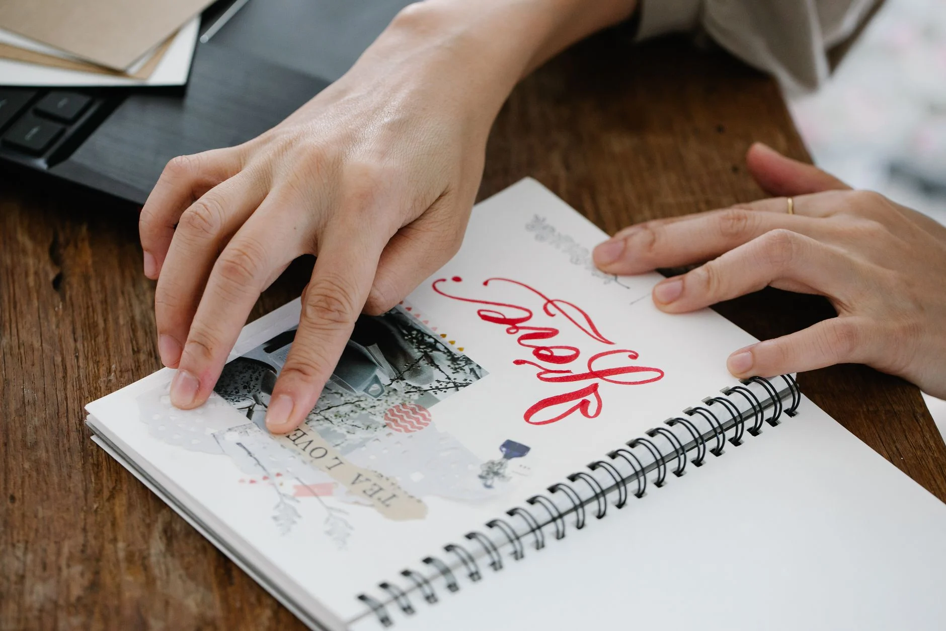 Colagem estilo scrapbook com texturas de papel para tendência handmade
